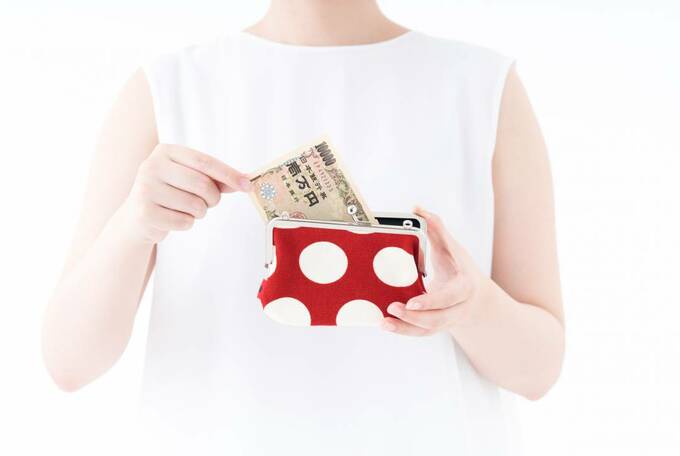 お財布にお金を入れる様子