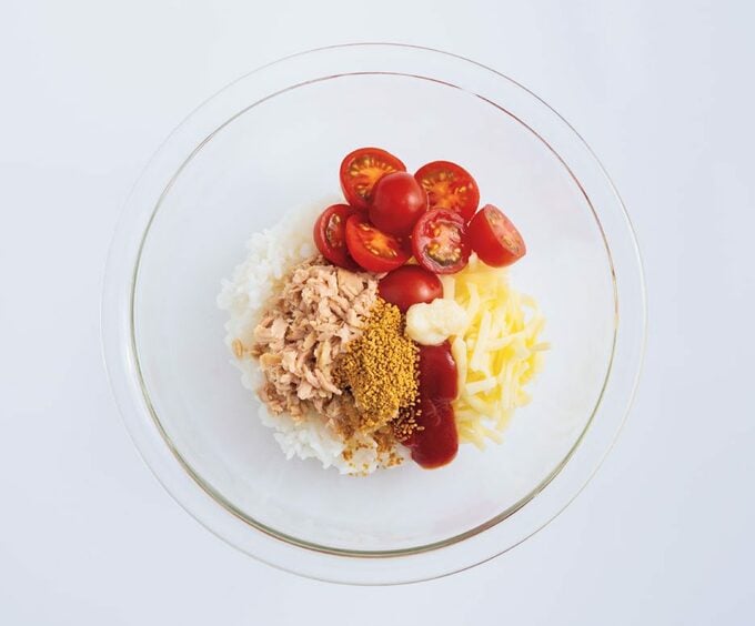 ボウルにミニトマトチーズツナ