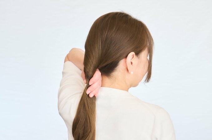 髪をねじる女性