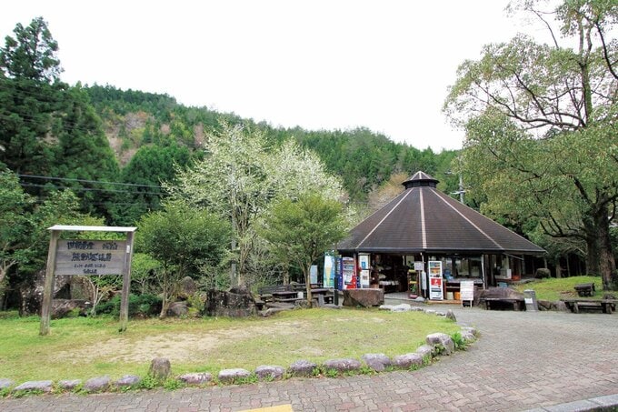 小さな道の駅だが、お土産物屋と軽食が食べられる食事処を兼ねた建物になっている