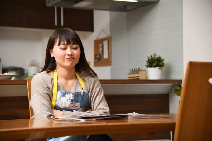 目をつむる女性