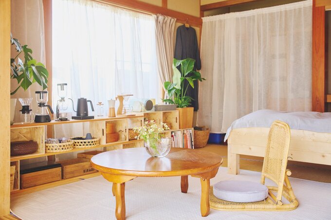 テーブルの上に花瓶が飾られた部屋