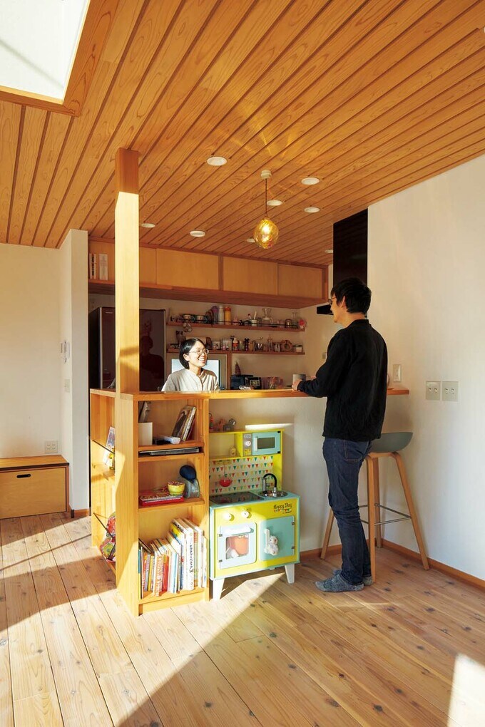 システムキッチンをカウンターで囲った