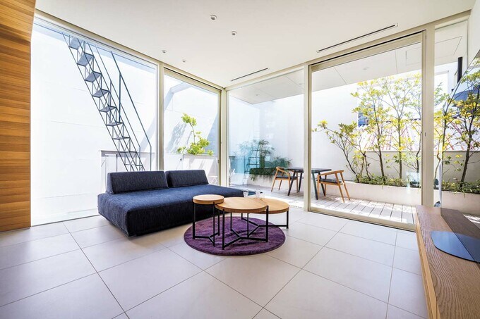 2階の床には磁器質タイルを採用