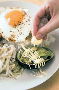 マヨネーズはラップ使いで細く絞り出す