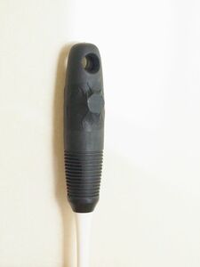 壁には100円ショップで買った小さな金属板（マグネット取りつけ用パネル）をはります。