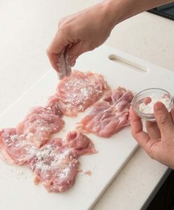 あらかじめ薄力粉をふり、軽く塩もふっておきます