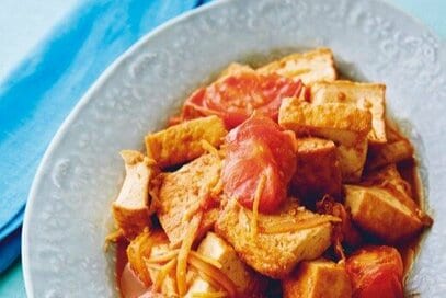 ショウガがしっかり効いた「厚揚げトマト炒め」。冷房で冷えた体もポカポカ