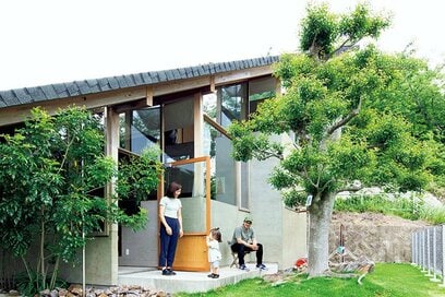 街中でも小さな家でも、心地よい緑を取り入れるには？プラン、窓、敷地選びについて解説