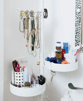 つっぱり棒を縦と横で組み合わせたら、狭い場所の収納が解決！