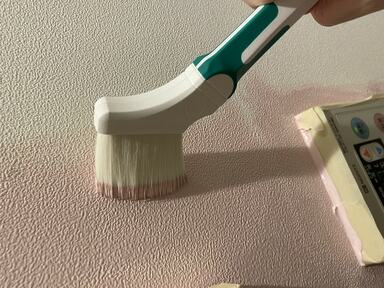 マスキングテープで囲った操作プレート、スイッチ周辺も塗っていく