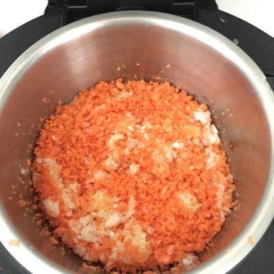 容器にお米とタマネギとニンジンなど