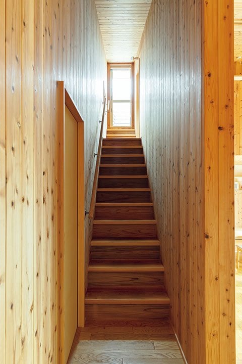 観測台につながる木製階段