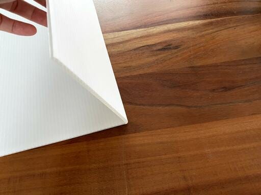 プラダンは薄い線に合わせて簡単に折り曲げたり、カットすることができる