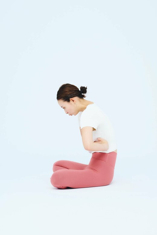 背中が丸まっている人