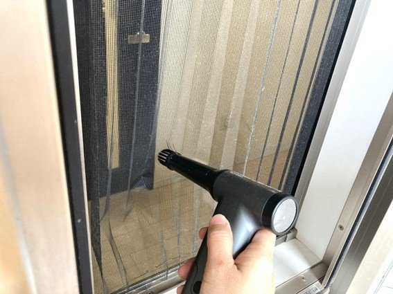 エアダスターで網戸の掃除をしているところ