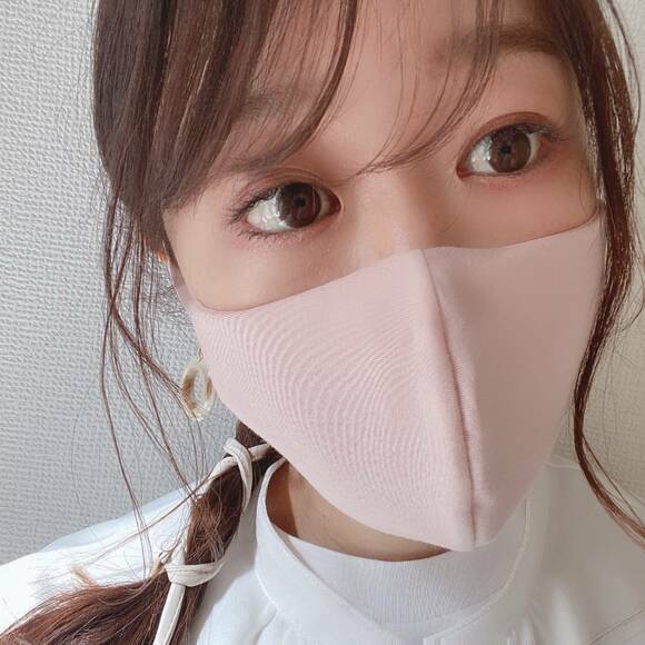 パステルピンクのマスクをつけた女性アップ