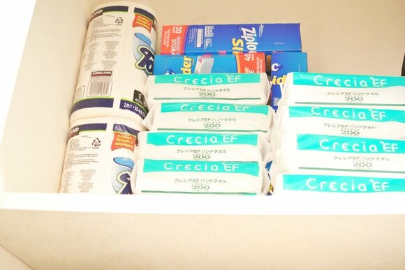 奥には、コストコで購入したペーパータオルのストックを収納