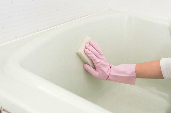 浴槽の壁面はスポンジでくるくる磨く