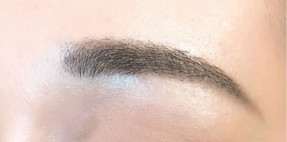 ふわっと明るい眉に