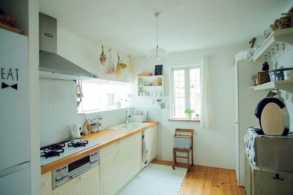 カゴや木の棚を使うことでナチュラルな印象に