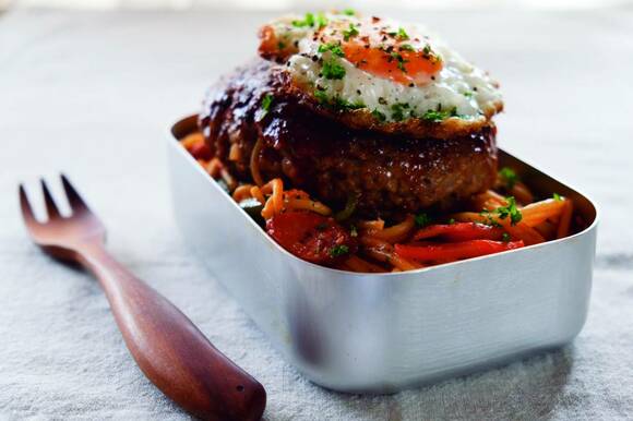 ナポリタンの上にハンバーグ