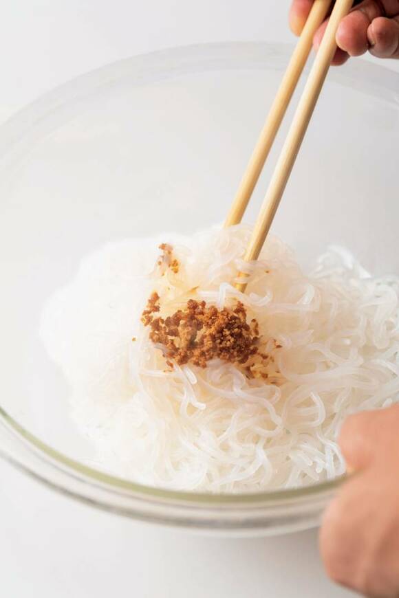 しらたきを混ぜる様子