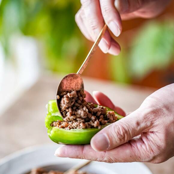 生ピーマに肉づめする様子