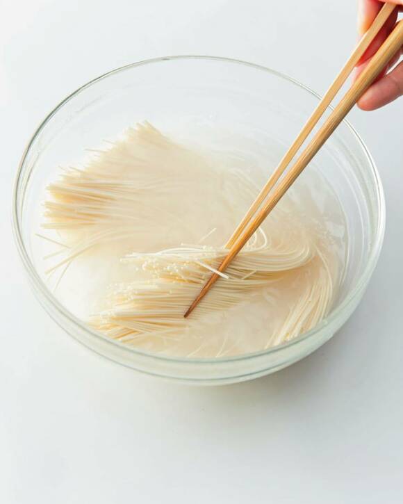 耐熱ボウルにそうめんを入れて加熱した様子