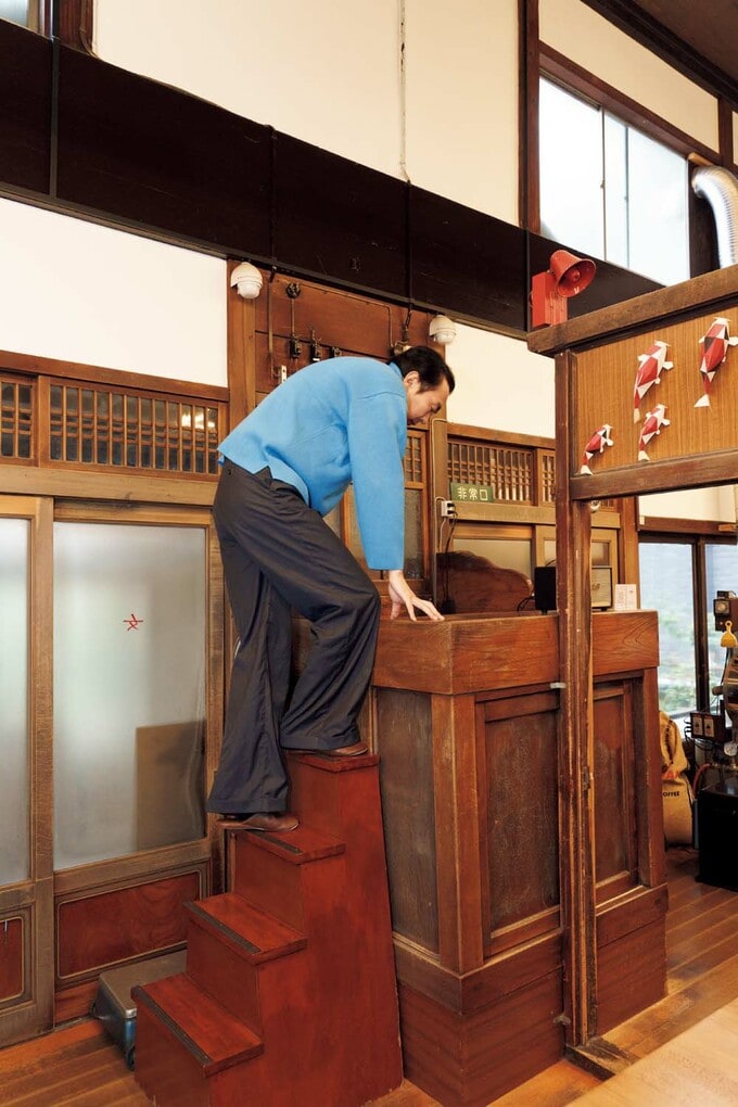 移動式階段を使って番台に上るアンガールズ田中さん