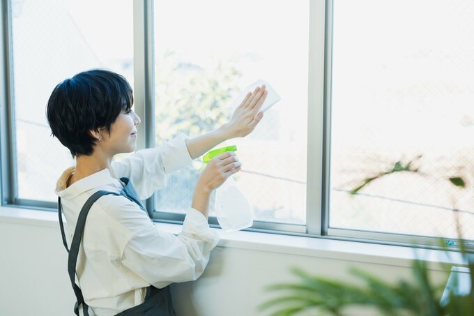 窓をふく女性