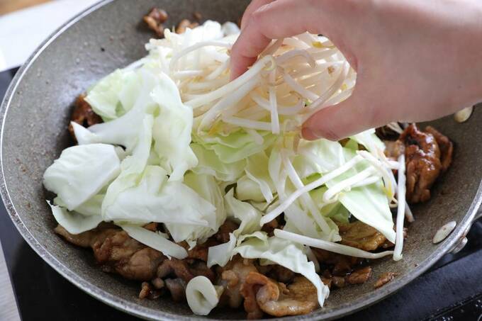 野菜と肉を炒める