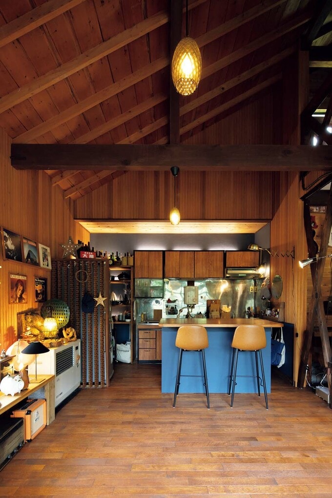 ブルーのキッチンカウンターは大工工事で造作