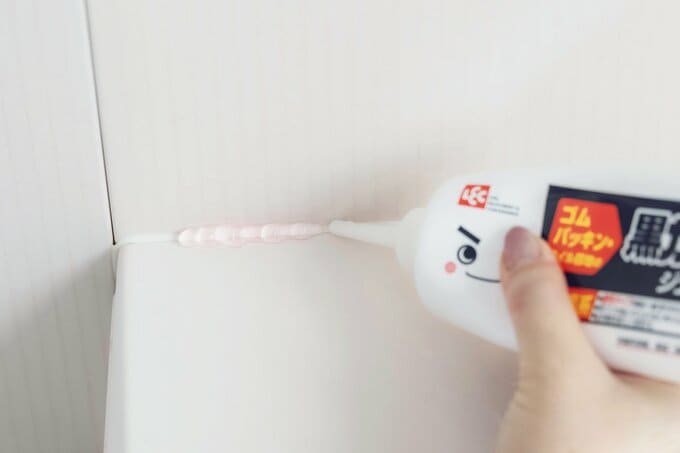 ジェル状の漂白剤を浴槽の継ぎ目につけている様子