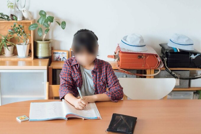 勉強する女の子