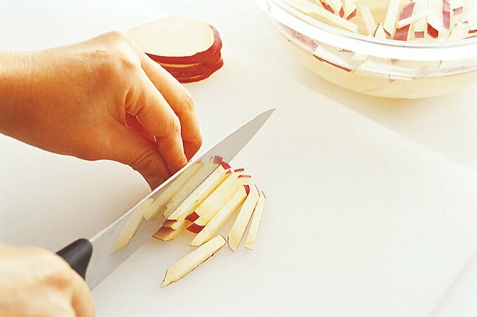 サツマイモを切る