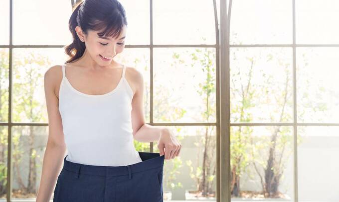 パンツを引っ張る女性