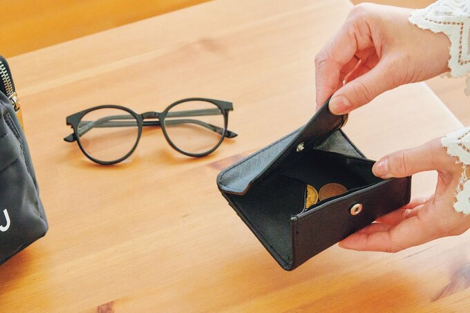 3COINS（スリコ）のウォレットとサングラス