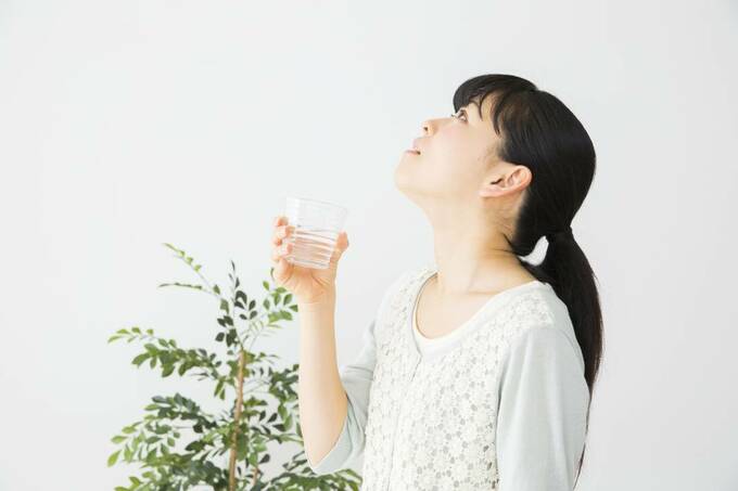 うがいをする女性