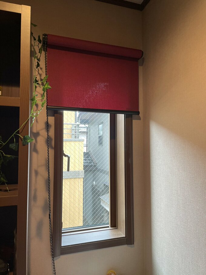 ロールカーテンと窓