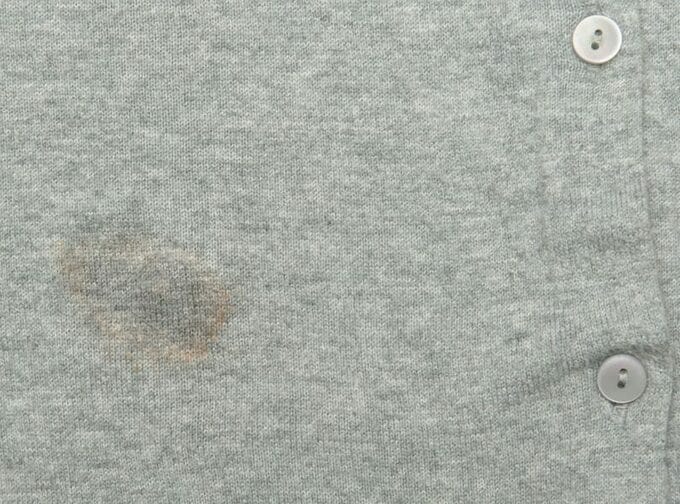 シミが残っている服