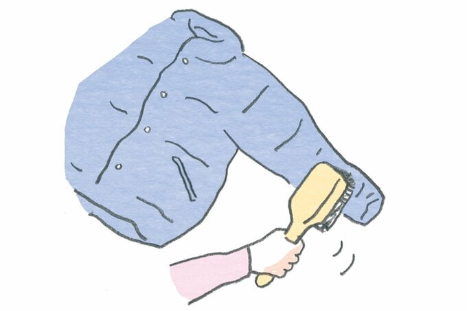 ダウンジャケットをブラッシングしているイラスト