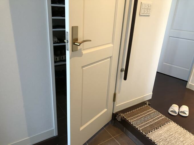 来客時に開けるとぶつかるシューズクロゼットのドア