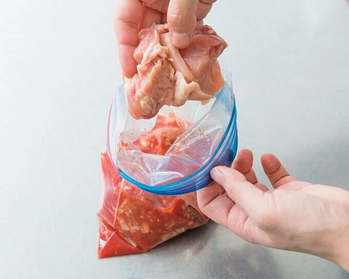 ひと口大に切った鶏肉を漬けた様子