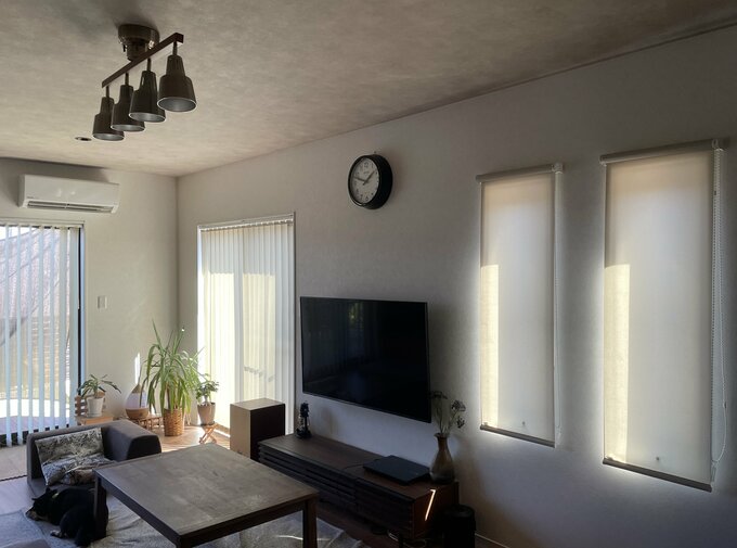 リビングのアイボリーの壁紙