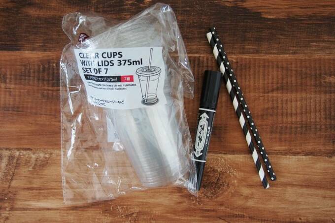 クリアカップとマーカーとストロー