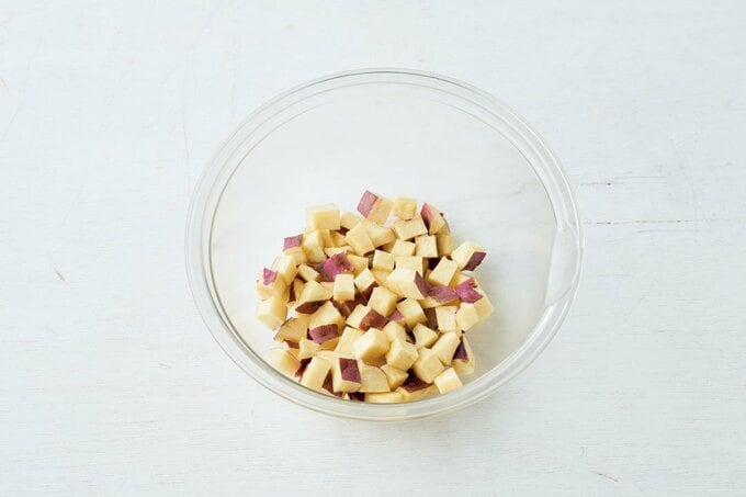 耐熱ボウルにサツマイモ