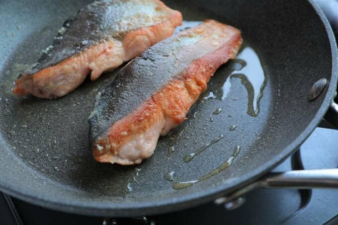 鮭を皮目から入れ、両面焼く