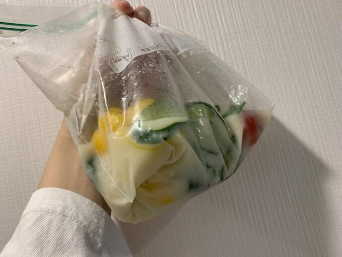 塩こうじに野菜を漬ける様子2つ目