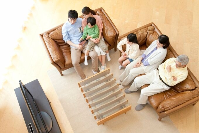家族でテレビを観る